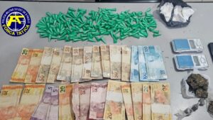 Drogas, dinheiro, balanças e celular apreendidos pela Força Tática do 33º BPM/I em Barretos.