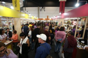 Público circula entre estandes na Feira do Empreendedor, com artesanato em exposição.