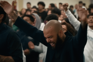 Daniel Alves em momento de oração com os braços erguidos dentro de uma igreja evangélica; fotografia real otimizada e com fundo desfocado por inteligência artificial para uso jornalístico.