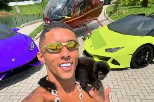 Imagem obtida na internet de perfil do influencer "Buzeira" ao lado de bens de luxo.