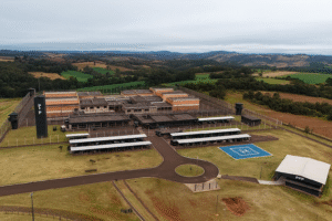 Imagem gerada por inteligência artificial, inspirada fortemente na Penitenciária Federal de Catanduva, em São Paulo, criada para fins ilustrativos e jornalísticos.