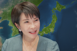 Retrato da primeira-ministra japonesa Sanae Takaichi ao lado de um mapa de satélite do Japão, simbolizando sua liderança política e o novo momento histórico do país. Imagem gerada por inteligência artificial para fins jornalísticos.