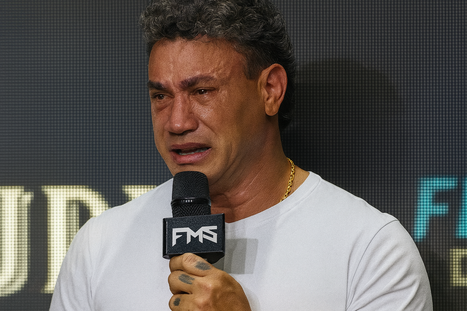 Acelino "Popó" Freitas emocionado durante coletiva em que confirmou sua aposentadoria do boxe após briga em evento.