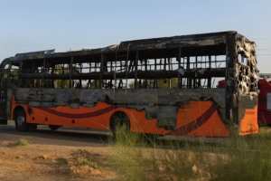 Fotografia do ônibus que pegou fogo na Índia, deixando 19 mortos. Imagem otimizada por inteligência artificial.