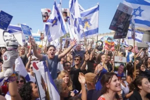 Israelenses comemoram libertação de reféns do Hamas com bandeiras e cartazes em Tel Aviv.