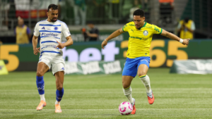 Jogadores do Palmeiras e Cruzeiro em disputa intensa no Allianz Parque durante o Brasileirão, em partida que terminou empatada mesmo após expulsão do time mineiro.