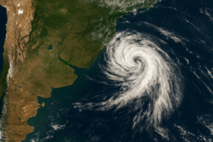 Imagem gerada por Inteligência Artificial mostra visão de satélite da formação de um ciclone extratropical entre Argentina, Paraguai e Sul do Brasil.