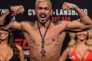 Ex-lutador brasileiro Godofredo Pepey durante pesagem oficial do UFC, posando com os braços erguidos em gesto de vitória — imagem ajustada e otimizada para fins jornalísticos.