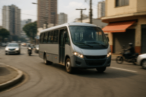 Micro-ônibus prateado em movimento fazendo curva em rua urbana, em cena ilustrativa gerada por inteligência artificial.