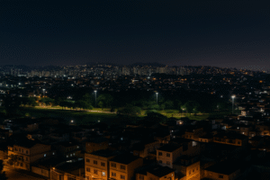 Vista noturna semiaérea do Parque Madureira, na Zona Norte do Rio de Janeiro, representada por inteligência artificial para fins jornalísticos.