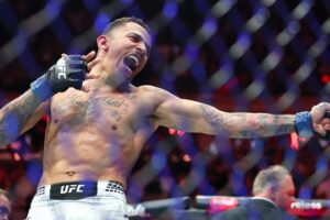 Carlos Prates comemora vitória sobre Leon Edwards no UFC 322, em imagem original obtida pela Getty Images, reenquadrada para o portal.