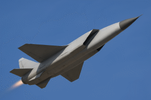 Míssil hipersônico em voo diagonal sob céu azul, em imagem jornalística gerada por inteligência artificial.