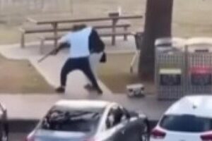 Registro mostra momento em que um cidadão entra em luta corporal e desarma um atirador durante ataque em evento na Austrália.