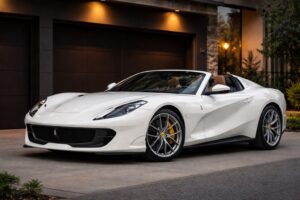 Carro esportivo de luxo branco, estilo cupê conversível, estacionado em frente a garagem de alto padrão residencial — imagem gerada por IA