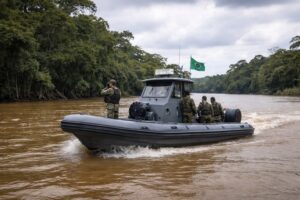 Barco em operação de busca em rio de água barrenta, com equipe uniformizada e céu nublado, em imagem ilustrativa gerada por inteligência artificial.