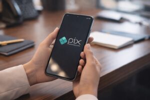 Mulher segurando smartphone com aplicativo Pix aberto em ambiente de escritório bancário, em imagem ilustrativa gerada por inteligência artificial.