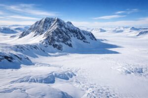 Paisagem da Antártida com montanha parcialmente coberta por neve em imagem ilustrativa gerada por inteligência artificial.