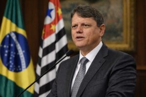 Tarcísio de Freitas discursando em ambiente institucional do governo de São Paulo.