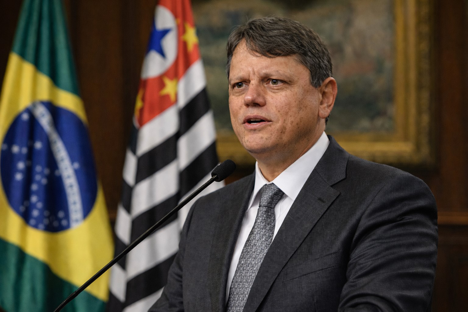 Tarcísio de Freitas discursando em ambiente institucional do governo de São Paulo.
