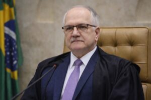 Imagem ilustrativa mostra o ministro Edson Fachin no plenário do STF, em retrato institucional gerado por inteligência artificial.