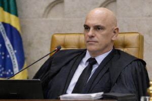 Alexandre de Moraes sentado no plenário do STF, usando toga, em imagem ilustrativa gerada por inteligência artificial.