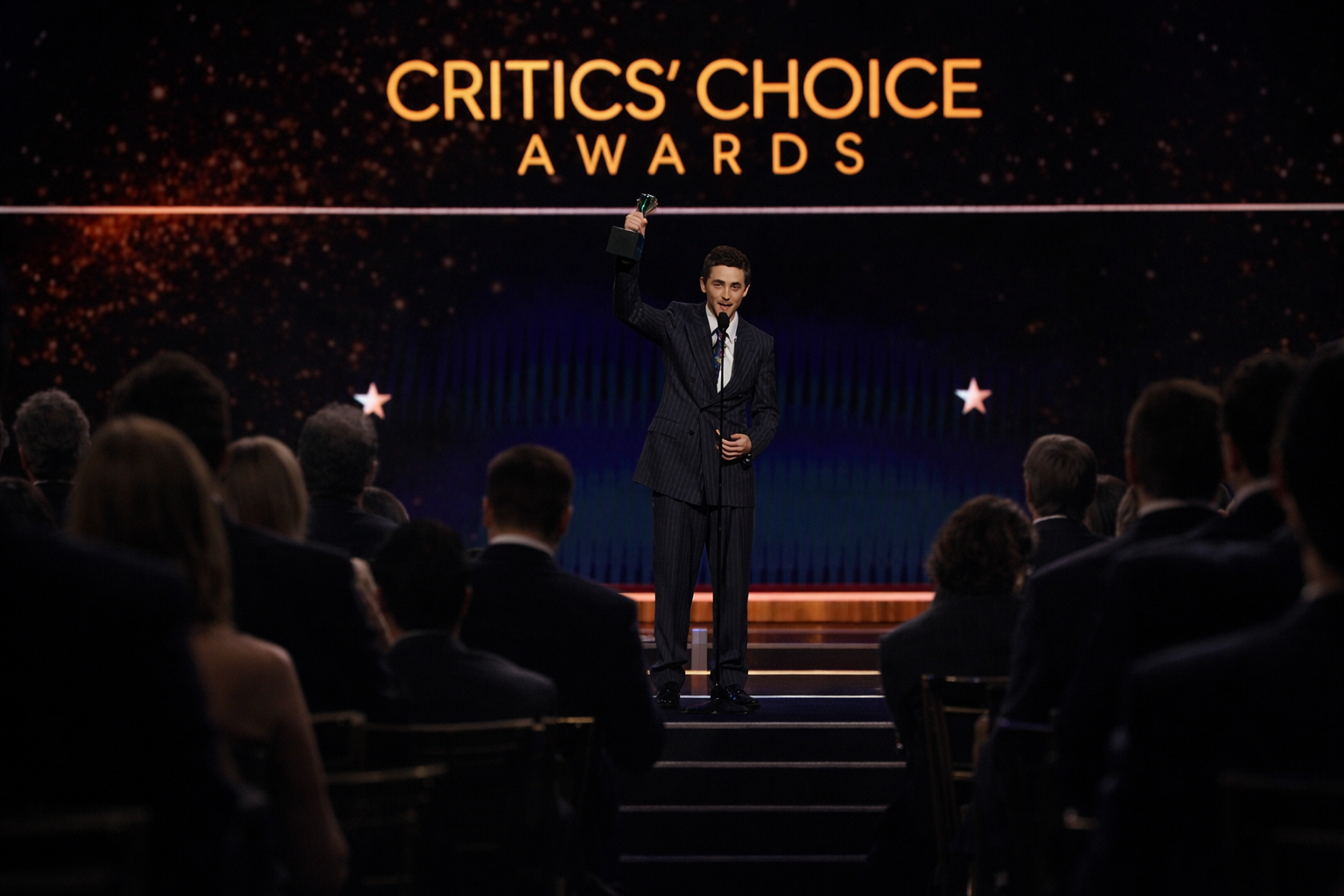 Imagem ilustrativa gerada por inteligência artificial mostra um ator em cerimônia de premiação cinematográfica, representando o Critics’ Choice Awards.
