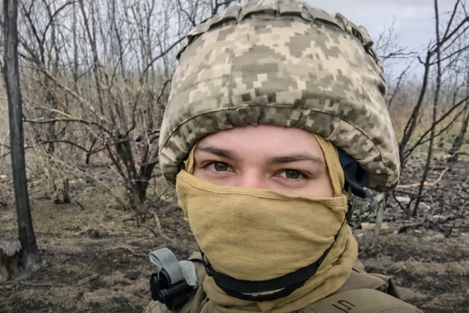 Imagem mostra jovem brasileiro em vestimenta militar; foto original de rede social com qualidade visual otimizada por inteligência artificial.