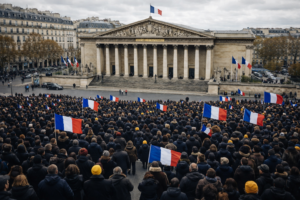 Imagem gerada por inteligência artificial mostra a Assembleia Nacional da França em Paris, com manifestação em frente ao prédio e bandeiras francesas sob céu nublado.