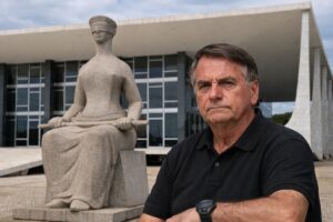 Imagem ilustrativa do Supremo Tribunal Federal com a estátua da Justiça em destaque e busto de Jair Bolsonaro em primeiro plano, representando decisão judicial sobre transferência para a Papudinha.