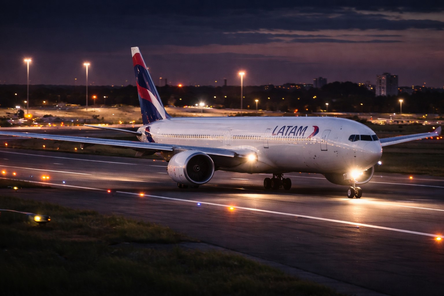 Imagem ilustrativa gerada por inteligência artificial mostra avião da LATAM em pista, à noite, no Aeroporto de Guarulhos, usada para contextualizar notícia sobre procedimento de segurança.