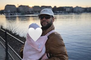 Daniel Alves aparece com a filha em registro familiar divulgado nas redes sociais. Imagem otimizada por Inteligência Artificial a partir de um registro real.