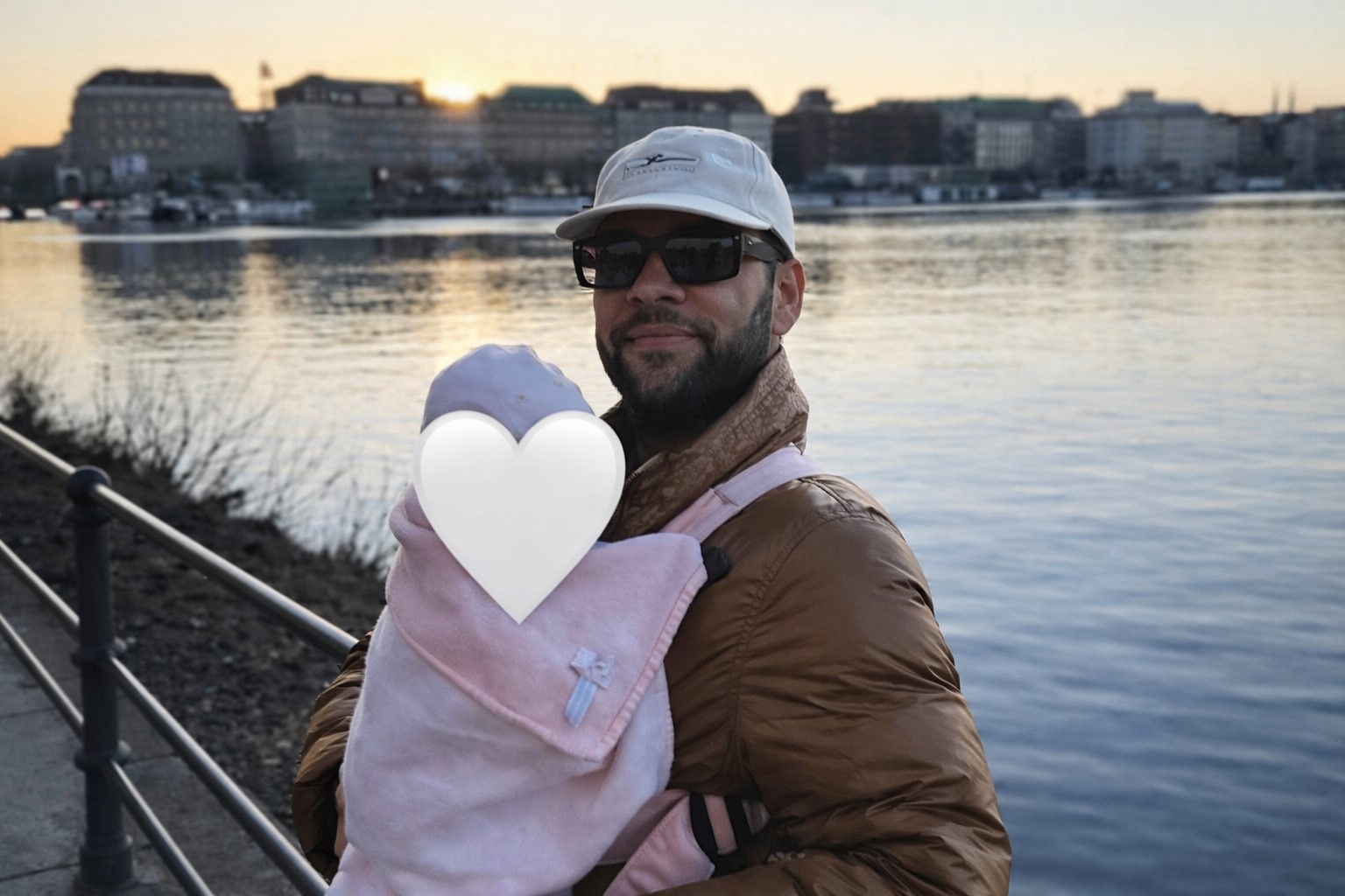 Daniel Alves aparece com a filha em registro familiar divulgado nas redes sociais. Imagem otimizada por Inteligência Artificial a partir de um registro real.