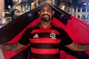 Imagem fotográfica de reprodução obtida em redes sociais, levemente otimizada por inteligência artificial, mostra goleiro Bruno em registro público.