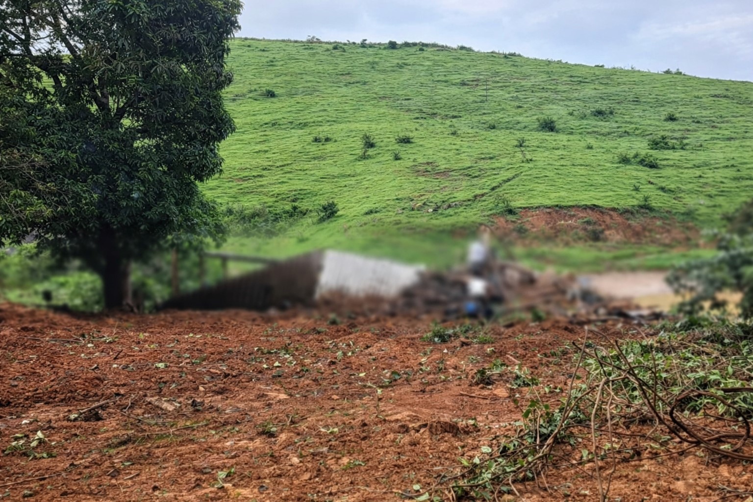 Deslizamento de terra atinge área rural em Eugenópolis, Minas Gerais, em imagem divulgada pelo Corpo de Bombeiros e editada para fins informativos.