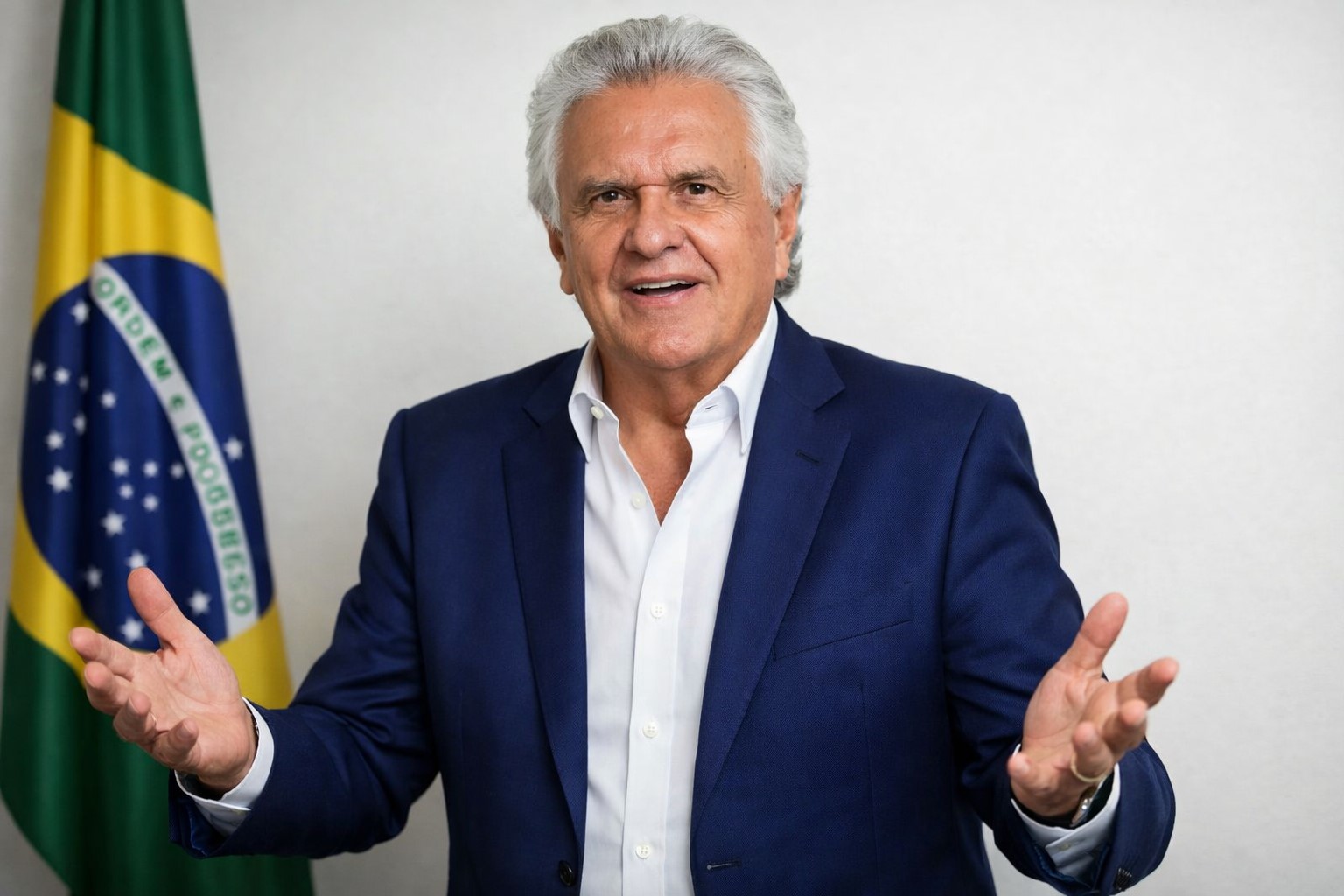 Imagem gerada por inteligência artificial mostrando o governador de Goiás, Ronaldo Caiado, em plano médio, usando blazer azul e camisa branca, com braços abertos e bandeira do Brasil ao fundo.