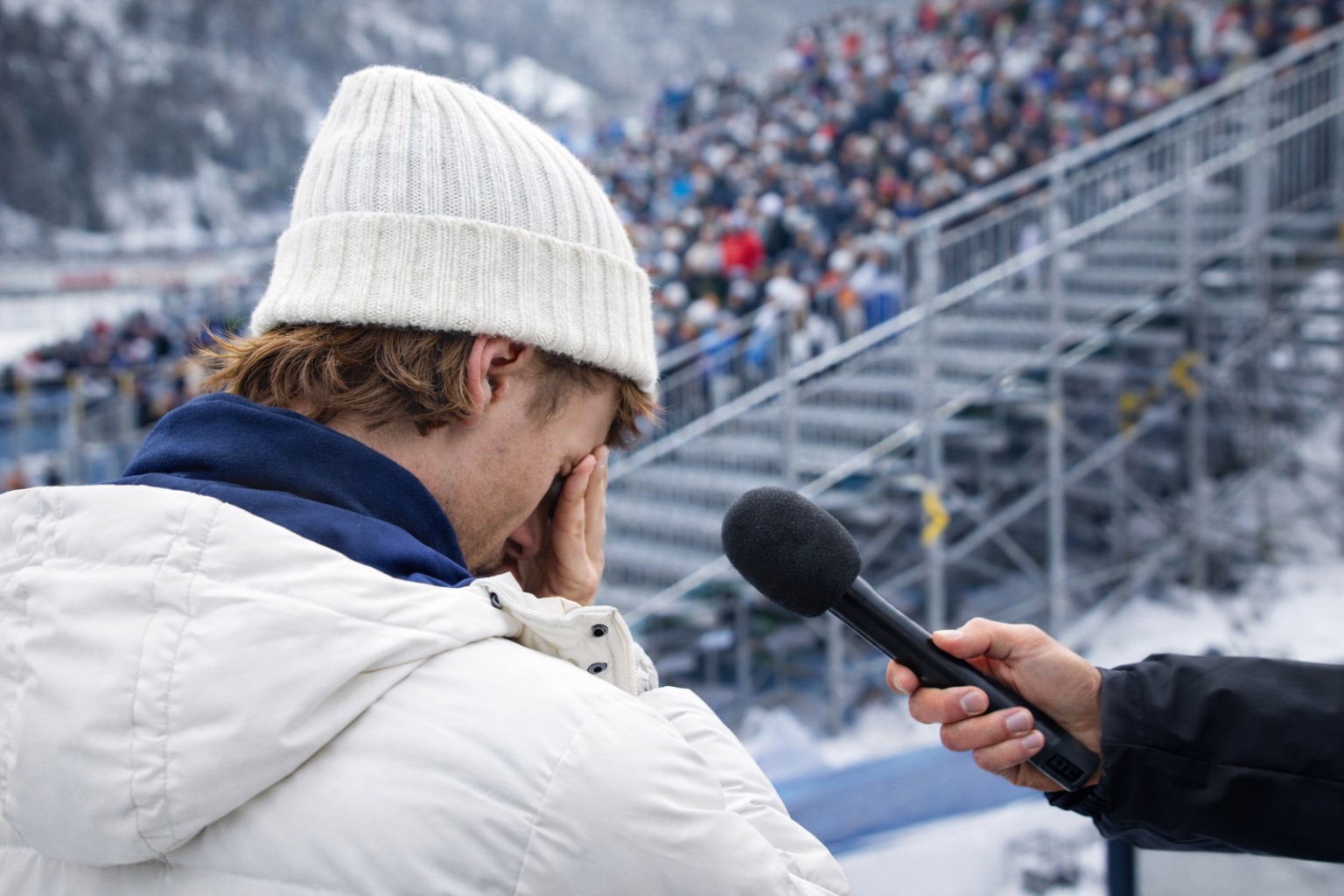 Atleta de esportes de inverno é mostrado de costas em entrevista, com microfone ao lado e arquibancada ao fundo, em imagem ilustrativa gerada por IA.