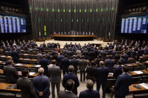 Imagem ilustrativa gerada por IA do plenário da Câmara dos Deputados durante sessão de votação.
