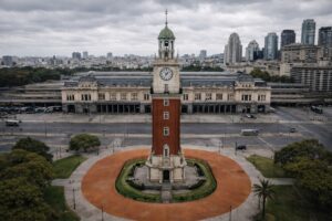 Vista aérea do entorno da estação Retiro e da Torre Monumental em Buenos Aires, em imagem ilustrativa gerada por inteligência artificial.
