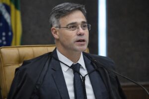 Ministro André Mendonça, do Supremo Tribunal Federal, em sessão plenária, retratado em imagem ilustrativa gerada por inteligência artificial para contextualização jornalística.