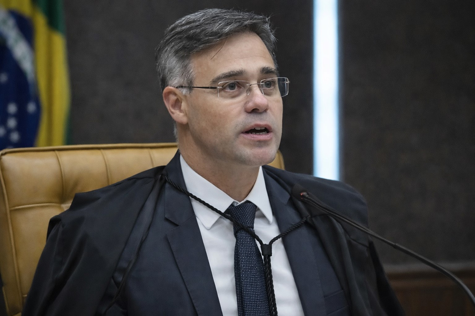 Ministro André Mendonça, do Supremo Tribunal Federal, em sessão plenária, retratado em imagem ilustrativa gerada por inteligência artificial para contextualização jornalística.