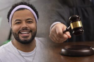 Imagem ilustrativa do influenciador Ítalo Santos ao lado de um martelo judicial, simbolizando decisão da Justiça em processo criminal.