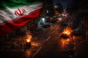 Rua de Teerã à noite com focos de incêndio e bandeira do Irã em composição visual ilustrativa sobre protestos.