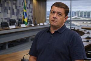 Imagem mostra Lulinha em ambiente institucional de Brasília, em composição ilustrativa gerada por inteligência artificial.