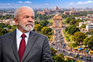 Presidente Lula em primeiro plano, com vista semiaérea de Nova Déli ao fundo, em montagem fotográfica gerada por inteligência artificial para contextualização jornalística.