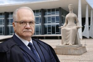 Montagem ilustrativa do ministro Edson Fachin em frente ao prédio do Supremo Tribunal Federal, contextualizando notícia sobre o inquérito das fake news.