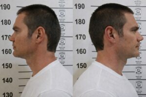 Imagem de perfil lateral de Daniel Vorcaro diante de painel de medição, otimizada por inteligência artificial a partir de registro real.