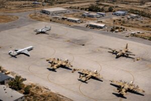 Imagem gerada por IA mostra vista semiaérea de base militar britânica com aeronaves estacionadas.
