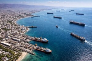 Vista aérea da região do Estreito de Ormuz próxima à cidade iraniana de Bandar Abbas, com navios cargueiros navegando no Golfo Pérsico.