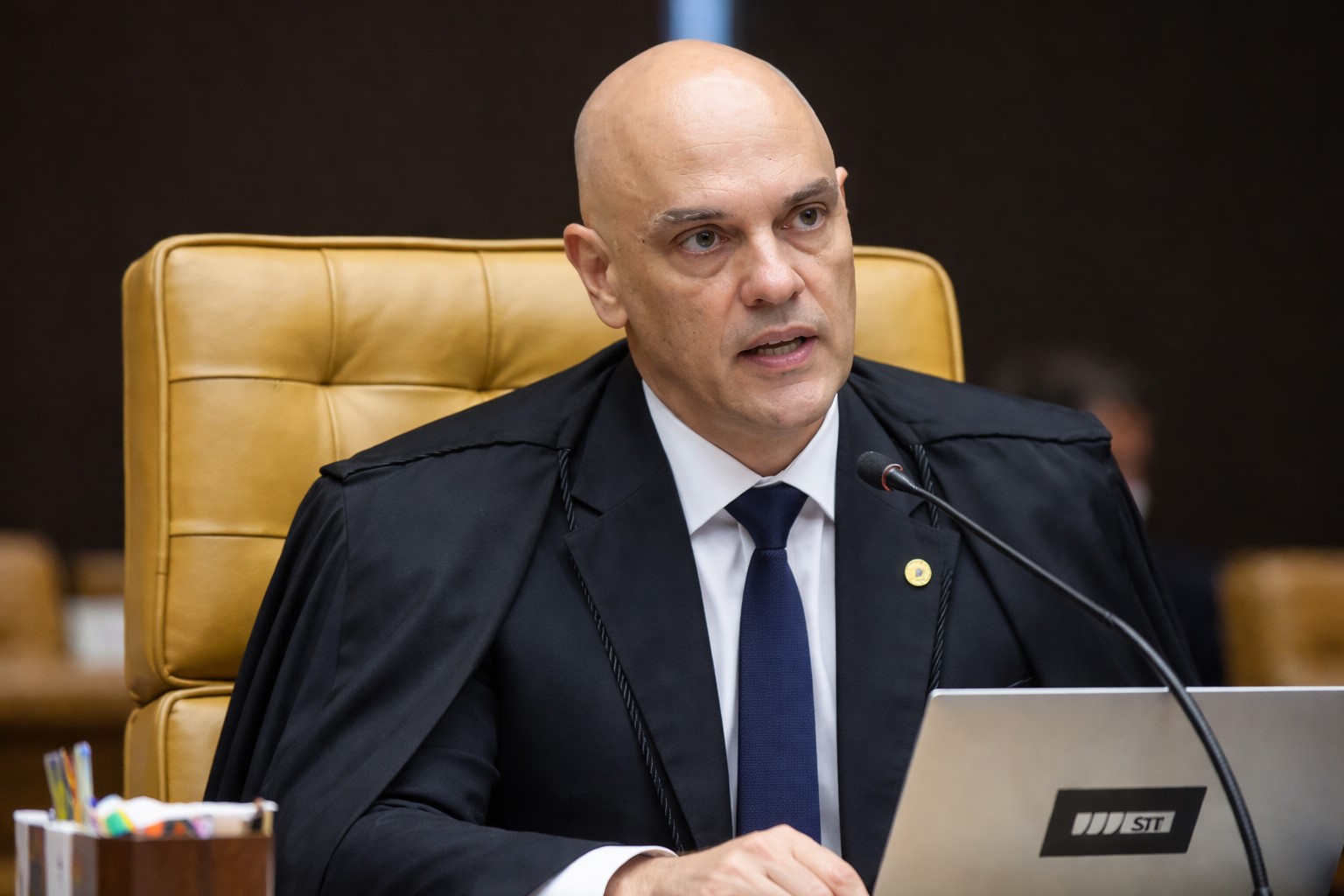 Imagem ilustrativa gerada por inteligência artificial mostra o ministro do Supremo Tribunal Federal Alexandre de Moraes sentado em uma cadeira do plenário, em composição inspirada em registros fotográficos reais