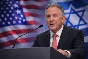 Imagem gerada por IA mostra Steve Witkoff discursando em púlpito com bandeiras dos Estados Unidos e Israel ao fundo.